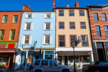Portsmouth, New Hampshire NH, ABD 'nin tarihi şehir merkezindeki Market Caddesi' ndeki tarihi ticari binalar. 