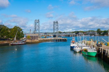 I. Dünya Savaşı Anıtı Köprüsü, ABD 'nin Piscataqua Nehri' ni Portsmouth, New Hampshire ve Kittery, Maine, ABD arasında geçerek 1.. 