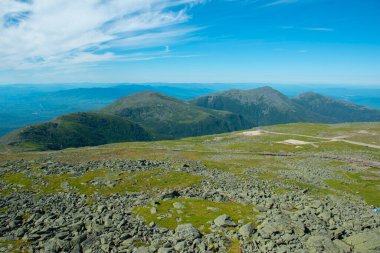 Yazın Washington, White Mountains, New Hampshire NH, ABD 'de yapılan zirveden Jefferson Dağı (solda), Adams Dağı (ortada) ve Madison Dağı (sağda) başkanlık sıralaması. 