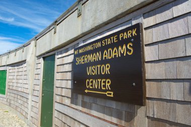 Mount Washington State Park Sherman Adams Ziyaretçi Merkezi yaz tabelasında Washington, White Mountains, New Hampshire NH, ABD.