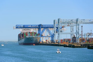 COSCO konteyner gemisi Cosco Genoa Boston Liman Bölgesi Massport 'a yanaştı, Boston şehri, Massachusetts MA, ABD. 