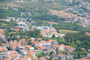 Sintra kasabasının havadan görünüşü ve Moors Kalesi, Sintra, Lizbon Bölgesi, Portekiz 'den manzara. 