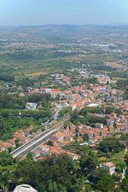 Sintra kasabasının havadan görünüşü ve Moors Kalesi, Sintra, Lizbon Bölgesi, Portekiz 'den manzara. 