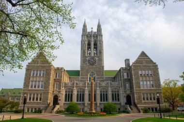 Boston Koleji avlusunda üniversite Gotik tarzıyla Gasson Hall. Boston College, ABD 'nin Massachusetts MA eyaletinin Chestnut Hill şehrinde 1863 yılında kurulan özel bir üniversitedir..