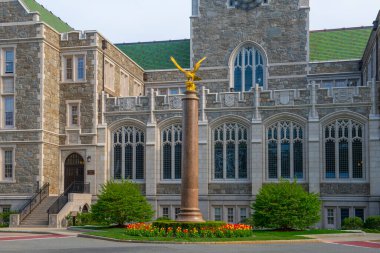 Boston Üniversitesi 'ndeki Gasson Hall' un önündeki Altın Kartal Anıtı. Boston College, 1863 yılında ABD 'nin Massachusetts MA eyaletinin Chestnut Hill kentinde kurulmuş bir üniversitedir..