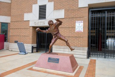 Doug Flutie, Boston Üniversitesi, Chestnut Hill, Newton, Massachusetts MA, ABD 'deki Alumni Stadyumu' nun ana girişindeki Hail Mary Pass heykeli..