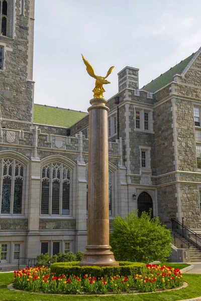 ボストン カレッジのガソン ホール前にあるゴールデン イーグル記念碑 ボストン カレッジは1863年にマサチューセッツ州ニュートンのチェストナット ヒルに設立された大学です — ストック写真