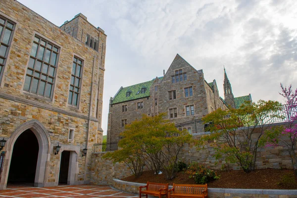 ボストン大学のクワッドで大学ゴシック様式のデヴリンホール ボストン カレッジは1863年にマサチューセッツ州ニュートンのチェストナット ヒルに設立された — ストック写真