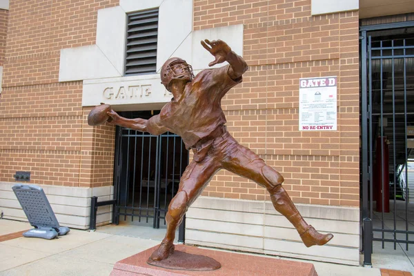 Doug Flutie, Boston Üniversitesi, Chestnut Hill, Newton, Massachusetts MA, ABD 'deki Alumni Stadyumu' nun ana girişindeki Hail Mary Pass heykeli..