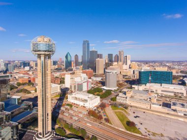 Modern şehrin gökyüzü manzarası Reunion Tower, Bank of America Plaza, Rönesans Kulesi, Fountain Place, vb. Dallas, Texas TX, ABD. 