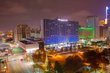 The Statler Residences at 1919 Jackson Street at night in Dallas, Texas TX, ABD. 