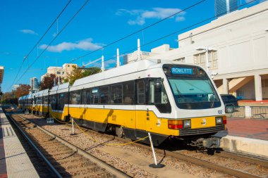 Dallas DART (Dallas Area Rapid Transit) hafif tren, Dallas, Teksas TX şehir merkezindeki Union İstasyonunda durur.. 