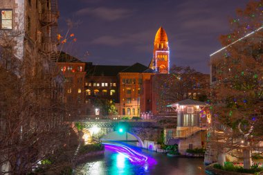 San Antonio River Walk at St Mary 's Street Bexar County Adliyesi ile arka planda San Antonio, Teksas, ABD.
