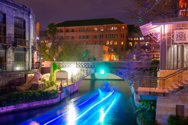 San Antonio River Walk Villita Street ile Market Street arasında gece San Antonio, Teksas, ABD şehir merkezinde.
