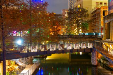 San Antonio River Walk Villita Street ile Market Street arasında gece San Antonio, Teksas, ABD şehir merkezinde.