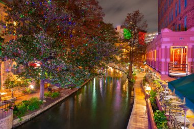 San Antonio River Walk, E Crockett Caddesi 'nde geceleyin San Antonio, Teksas, ABD.