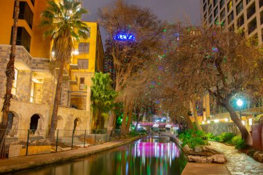 San Antonio River Walk E Commerce Street ile Houston Street arasında gece San Antonio, Teksas, ABD şehir merkezinde.