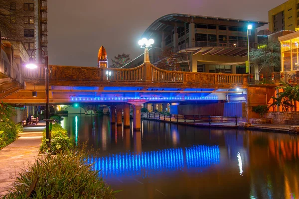 San Antonio River Walk at St Mary 's Street Bexar County Adliyesi ile arka planda San Antonio, Teksas, ABD.
