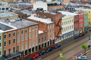 New Orleans, Louisiana LA, ABD 'de Fransız Mahallesi' ndeki Bienville Caddesi ile Iberville Caddesi arasındaki 223 N Peters Caddesi 'ndeki tarihi ticari binaların hava görüntüsü..