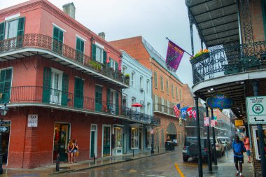 Yağmurlu bir günde tarihi ticari binalar St Ann Caddesi 'nde Royal Caddesi' nde New Orleans, Louisiana LA, ABD 'de Fransız Mahallesi' nde..