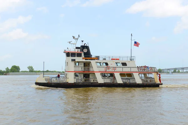 米国ルイジアナ州ニューオーリンズのミシシッピ川のフェリーボート大佐フランクXアーミージャー — ストック写真