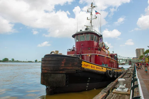 Bud Bisso拖船停泊在美国路易斯安那州新奥尔良的密西西比河岸边 — 图库照片