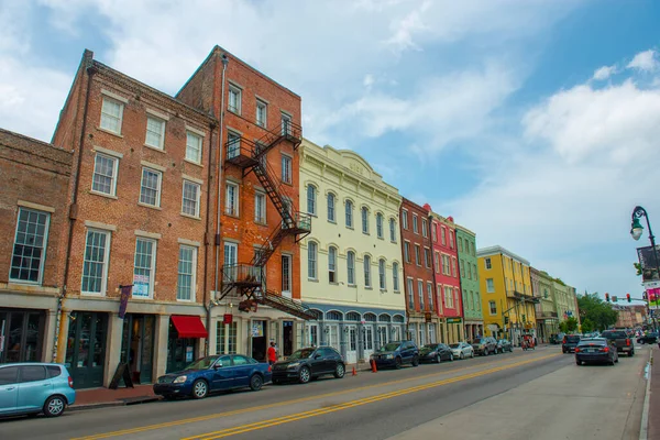 ニューオーリンズ ルイジアナ州 アメリカのフランス地区にあるBienville StreetとIberville Streetの間の233 Peter Streetにある歴史的な商業ビル — ストック写真