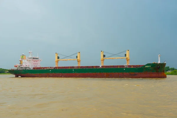 美国路易斯安那州新奥尔良密西西比河上的散装货船Cresty — 图库照片