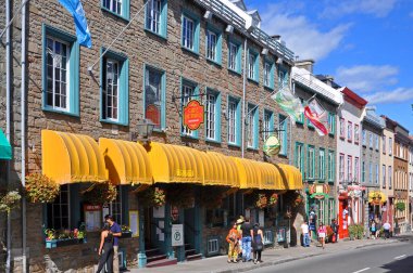 Saint-Louis Caddesi 66 numaradaki Cafe de Paris, Rue Sainte-Ursule Sokağı Eski Quebec Şehri Dünya Mirası Sitesi, Quebec QC, Kanada.  