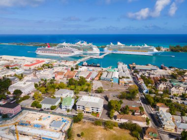 Nassau şehir merkezi hava manzarası ve gemi gezileri Nassau şehir merkezindeki Nassau Cruise limanına yanaştı.. 