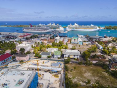 Nassau şehir merkezi hava manzarası ve gemi gezileri Nassau şehir merkezindeki Nassau Cruise limanına yanaştı.. 