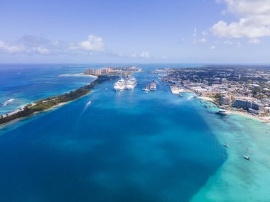 Nassau tarihi şehir merkezi hava manzarası ve arka planda Cennet Adası, Nassau, New Providence Adası, Bahamalar ile Nassau Limanı.  
