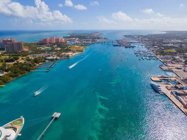 Légi Kilátás Nassau Kikötőjére Paradicsom Szigettel Balra Nassau Belvárosával Jobbra — Stock Fotó
