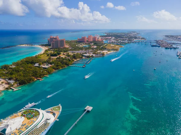 Vista Aérea Nassau Harbour Com Paradise Island Esquerda Nassau Baixa — Fotografia de Stock