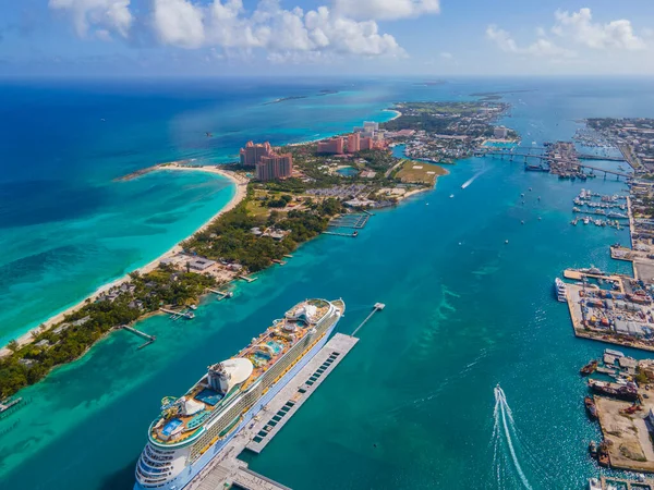 Vista Aérea Nassau Harbour Com Paradise Island Esquerda Nassau Baixa — Fotografia de Stock