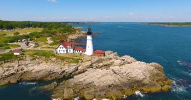 Portland Baş Fener Havalimanı yaz manzarası, Cape Elizabeth, Maine, ME, ABD. Bu deniz feneri 1791 'de inşa edildi ve Maine' deki en eski deniz feneridir..