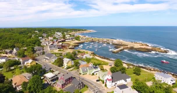 ピジョン コーブの村アメリカ マサチューセッツ州ケープ アンのロックポートの町の空中風景 — ストック動画