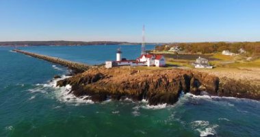 Doğu Noktası Deniz feneri ve Gloucester Limanı 'nın hava manzarası, Cape Ann, Massachusetts MA, ABD. Bu tarihi deniz feneri 1832 'de Gloucester Limanı girişine inşa edildi..