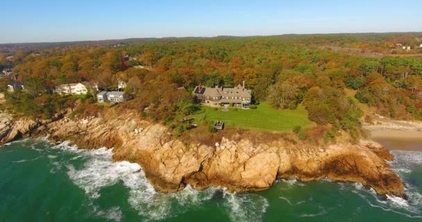 岩だらけの海岸とマンチェスターの町の崖の上の邸宅の空中ビュー マサチューセッツ州 アメリカ — ストック動画