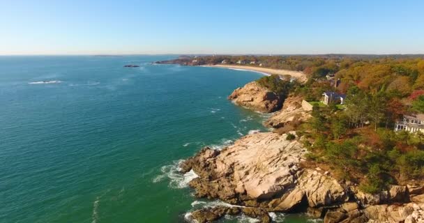 マサチューセッツ州マンチェスターの岩の多い海岸と歌のビーチを飛んで海 マサチューセッツ州 アメリカ — ストック動画