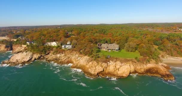 マサチューセッツ州マンチェスターの岩の多い海岸と歌のビーチを飛んで海 マサチューセッツ州 アメリカ — ストック動画