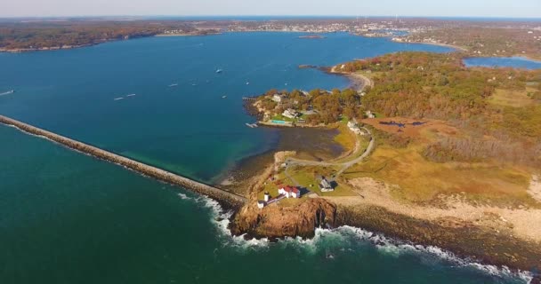 イーストポイント灯台とグロスター港 ケープアン マサチューセッツ州北東部 米国の空中ビュー この歴史的灯台は1832年にグロスター港の入り口に建てられた — ストック動画