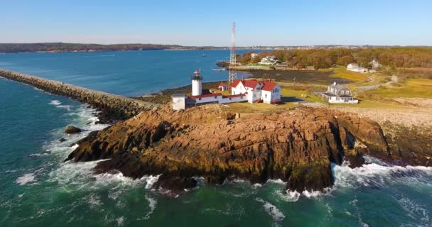 イーストポイント灯台とグロスター港 ケープアン マサチューセッツ州北東部 米国の空中ビュー この歴史的灯台は1832年にグロスター港の入り口に建てられた — ストック動画
