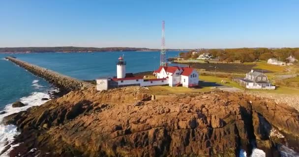 イーストポイント灯台とグロスター港 ケープアン マサチューセッツ州北東部 米国の空中ビュー この歴史的灯台は1832年にグロスター港の入り口に建てられた — ストック動画