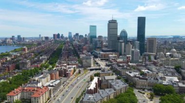 Boston Back Bay modern şehir silueti John Hancock Tower, Prudential Tower ve Four Season Hotel Boston, Massachusetts MA, ABD.  