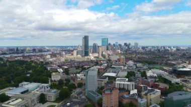 Boston Back Bay modern şehir silueti John Hancock Tower, Prudential Tower ve Four Season Hotel Boston, Massachusetts MA, ABD.  