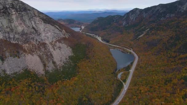 在美国新罕布什尔州林肯市附近的白山国家森林的弗兰科尼亚诺奇州立公园 有秋天落叶鸟瞰景观的弗兰科尼亚诺奇湖和回声湖 — 图库视频影像