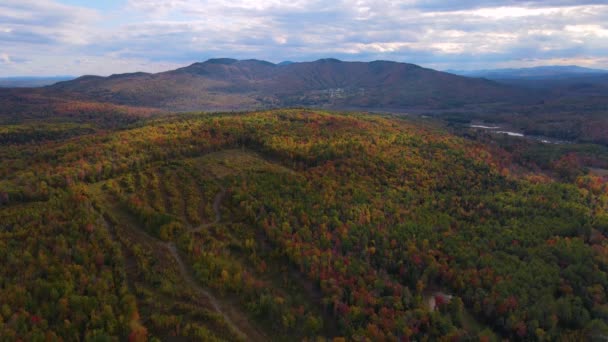 Ragged Mountain Resort Ski Area Aerial View Fall Foliage Town — Stockvideo