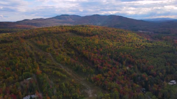 Ragged Mountain Resort Ski Area Anerial View Fall Foliage Town — Stock video