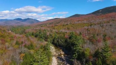 White Mountain Ulusal Ormanı ve Pemigewasset River Vadisi Lincoln Woods hava sahasındaki Kancamagus Otobanı 'na dökülüyor..
